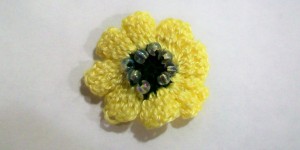 crochet_beaded_flower_accent