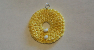 crochet_beaded_circle_pendant